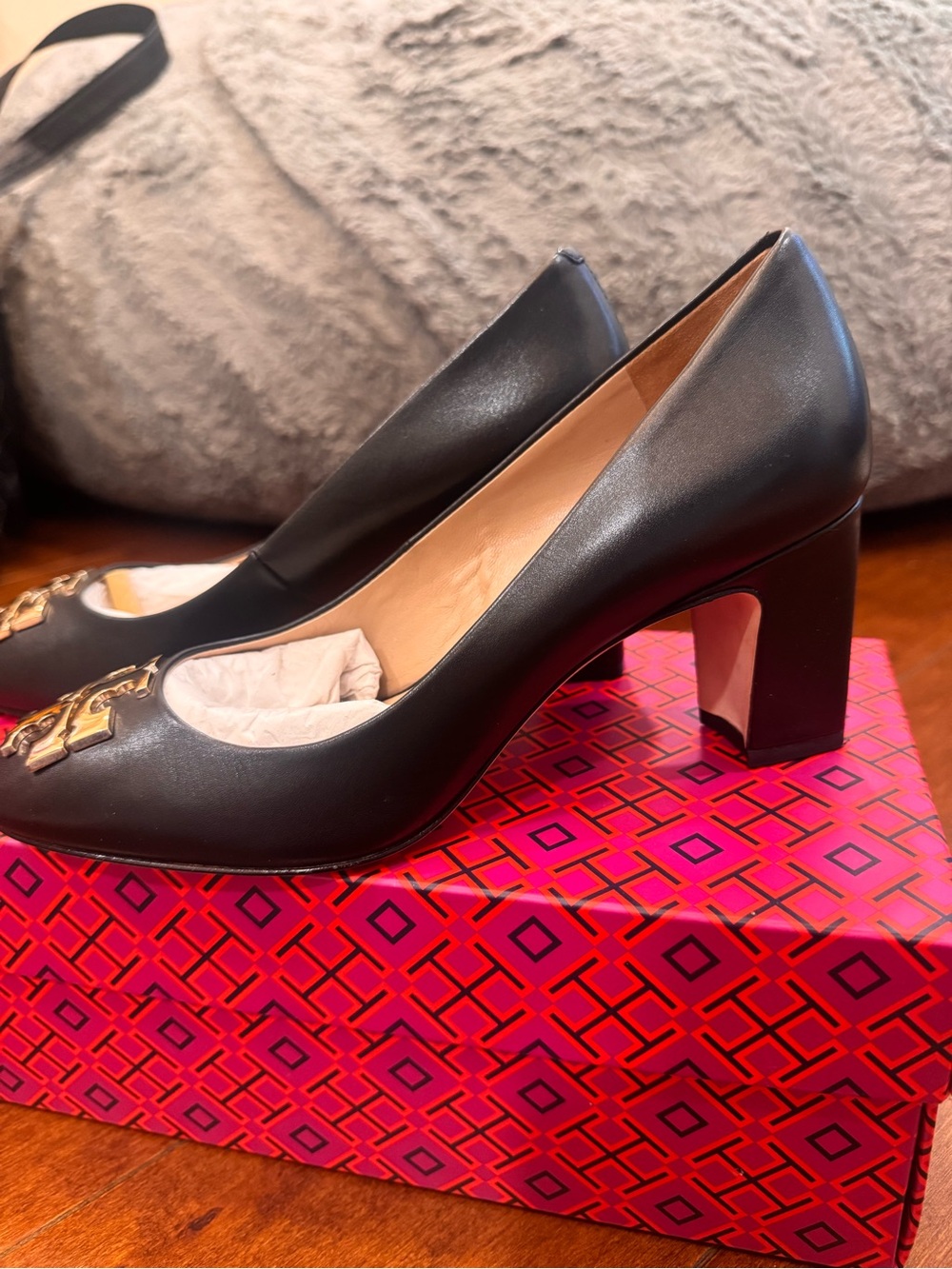 Tory Burch Black Leather Pumps with Gold Logo - Picture 7 of 10